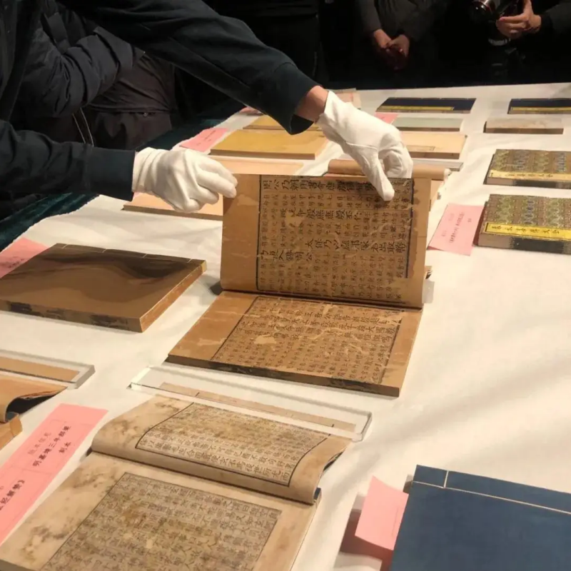 纸质文物修复的守护者：镇纸与木包铅块的匠心之道